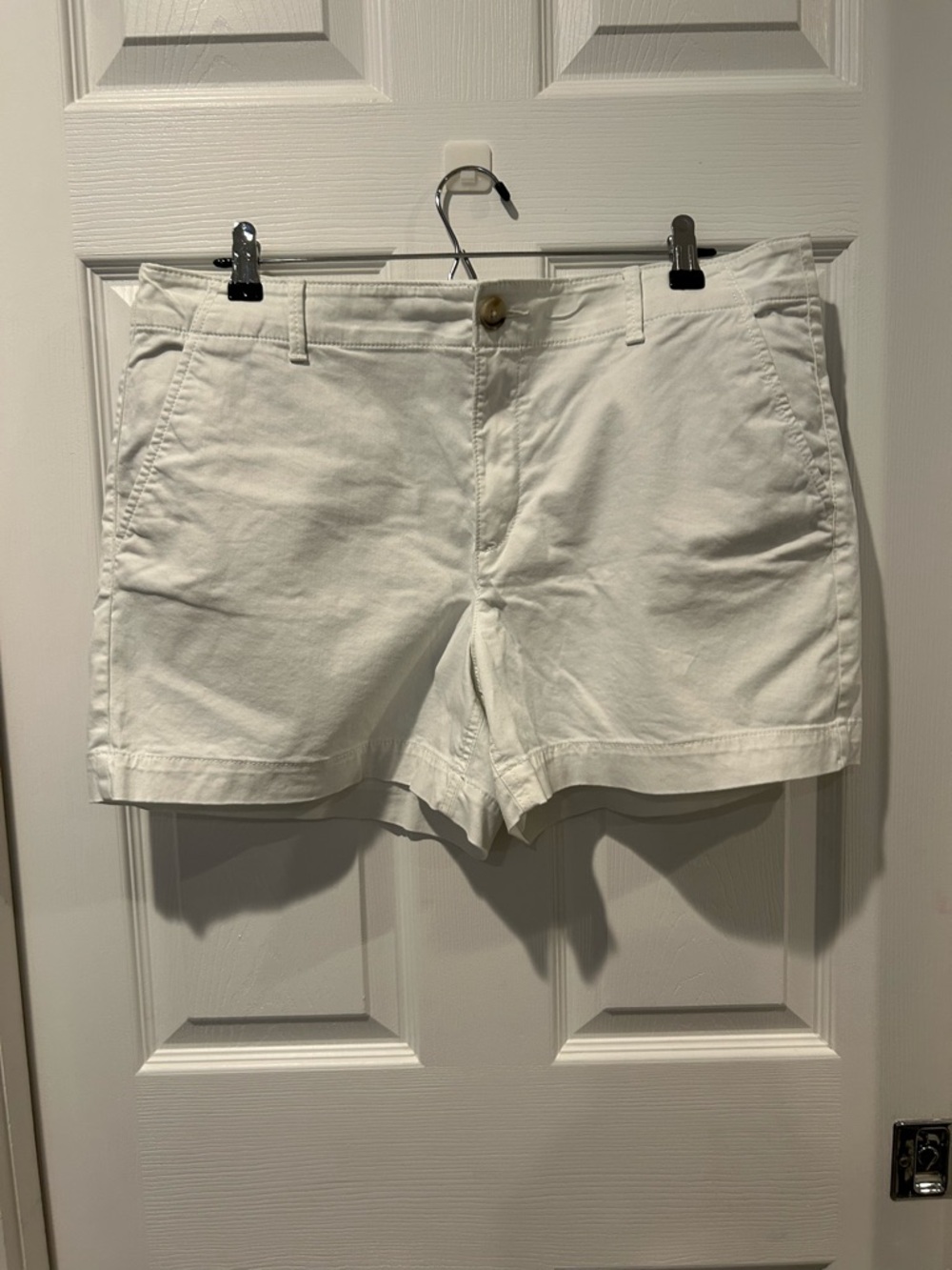 LOFT Washed Twill White Classic Cotton Shorts 4”